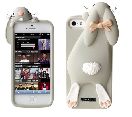 Iphoneから困り顔のウサギが見つめてる モスキーノ人気のiphoneケースに新作登場 面白いアプリ Iphone 最新情報ならmeeti ミートアイ